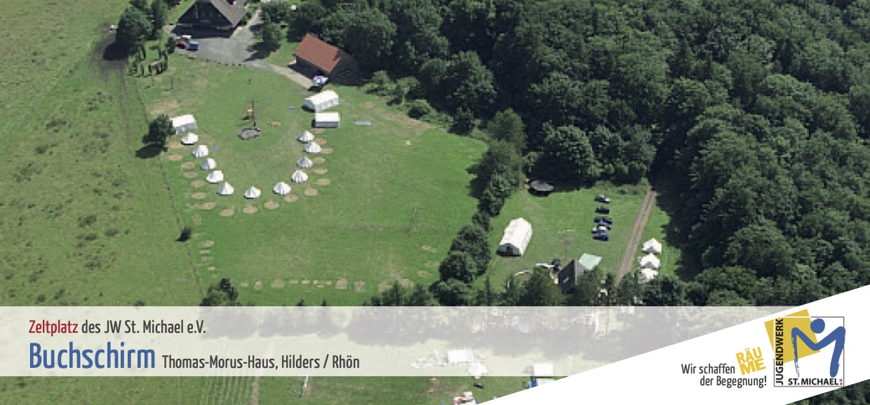 Luftaufnahme eines Zeltplatzes mit weißen Zelten auf einer grünen Wiese.